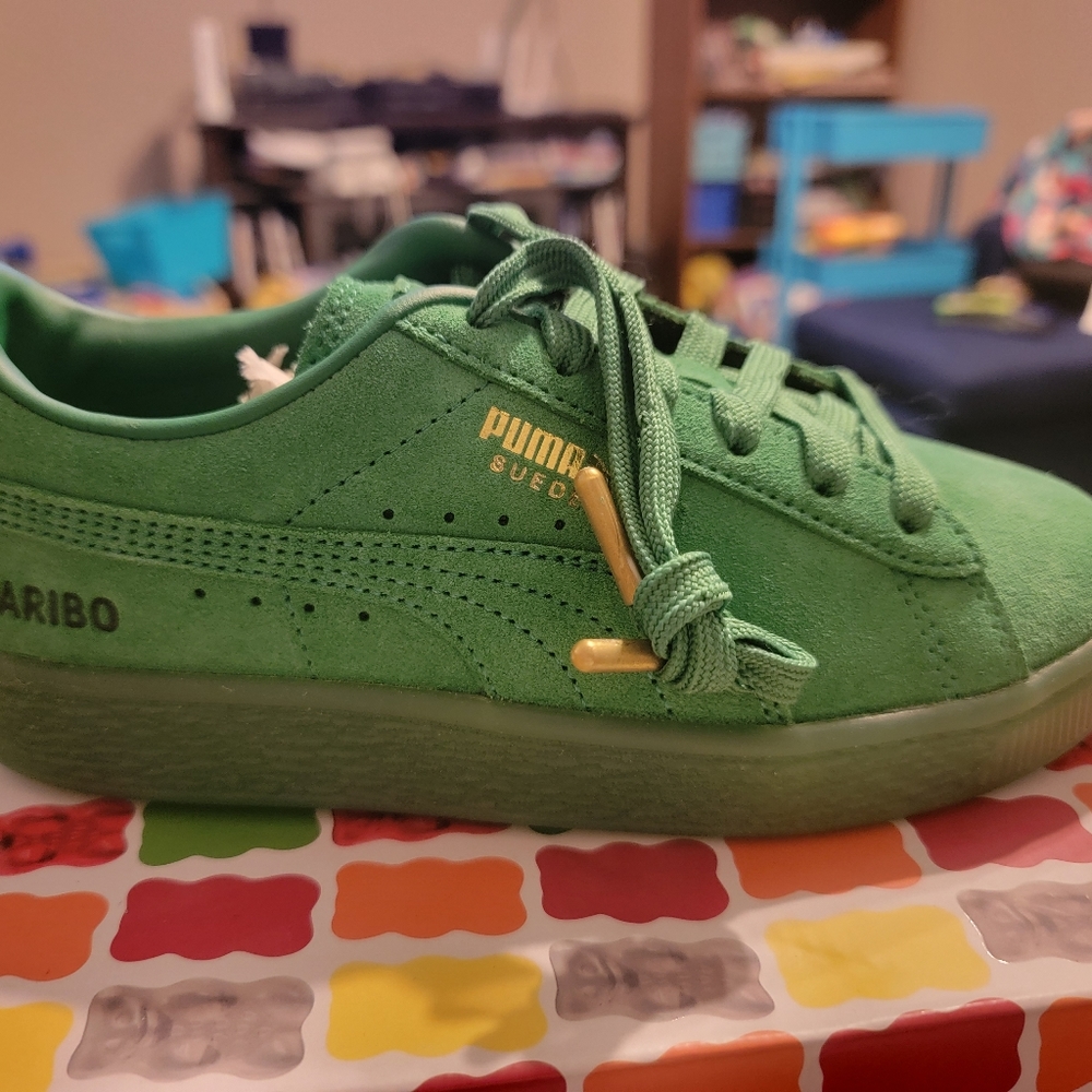 Boy's green puma shoes